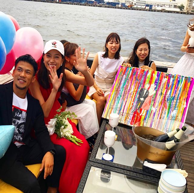 弘嵩選手がお互いの友人のサプライズで婚約のお祝いをされました！